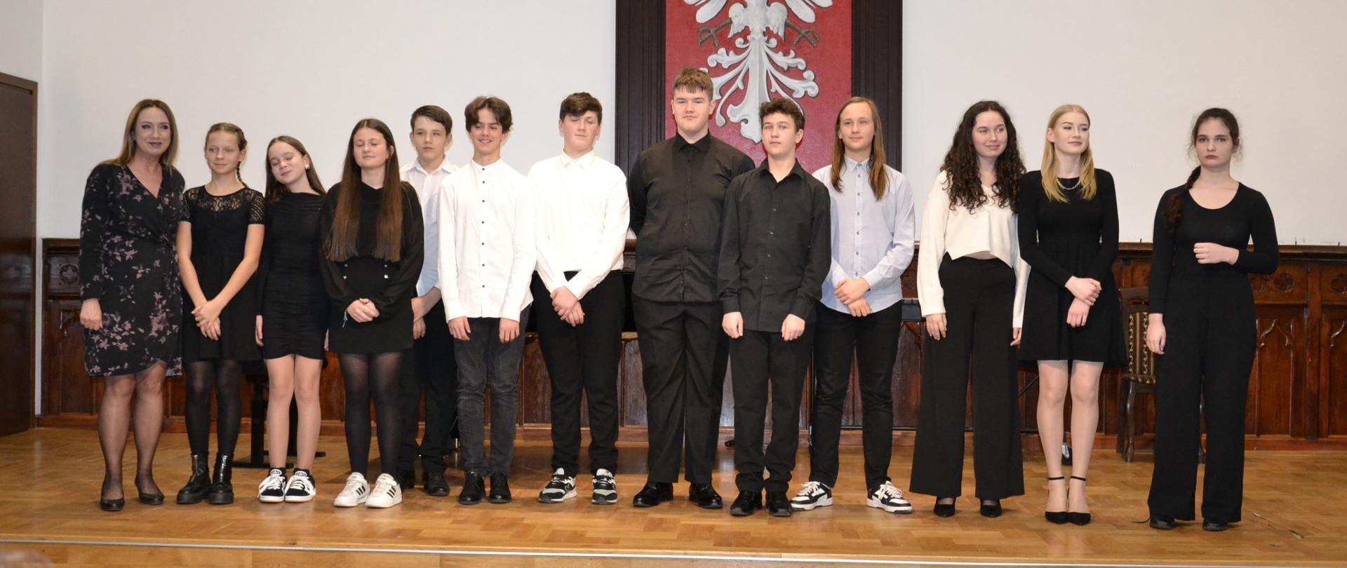 uczniowie klasy VI cyklu 6-letniego podczas koncertu klasowego w sali królewskiej PSM Mielec