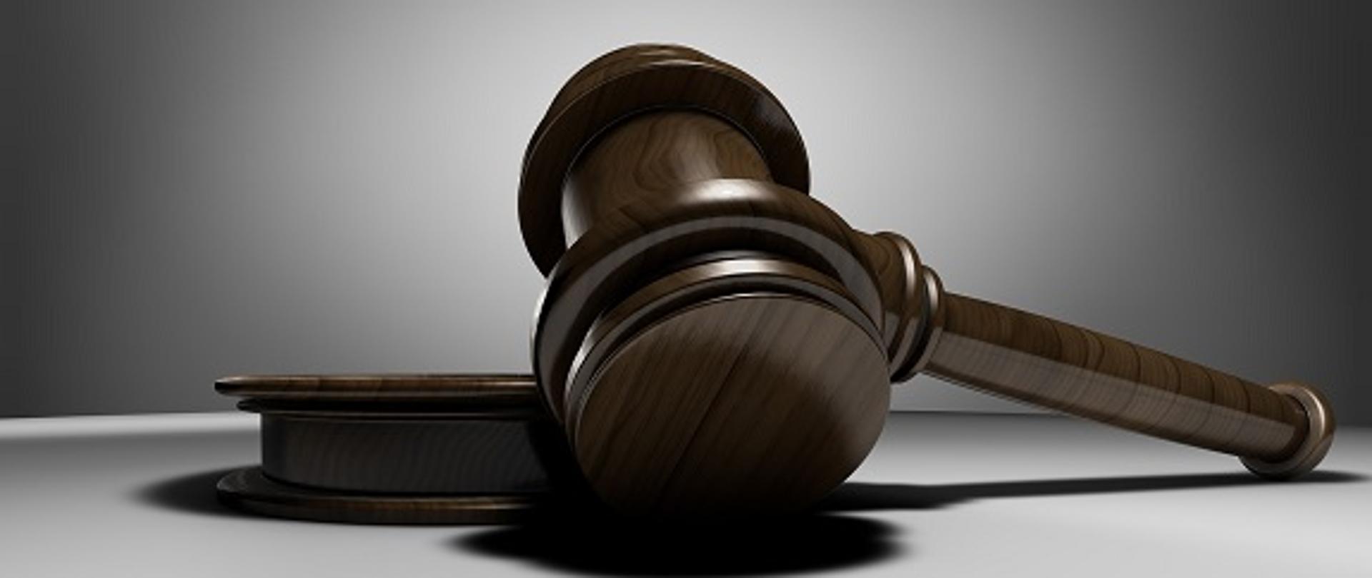 zdjęcie przedstawiające młotek sędziowski
