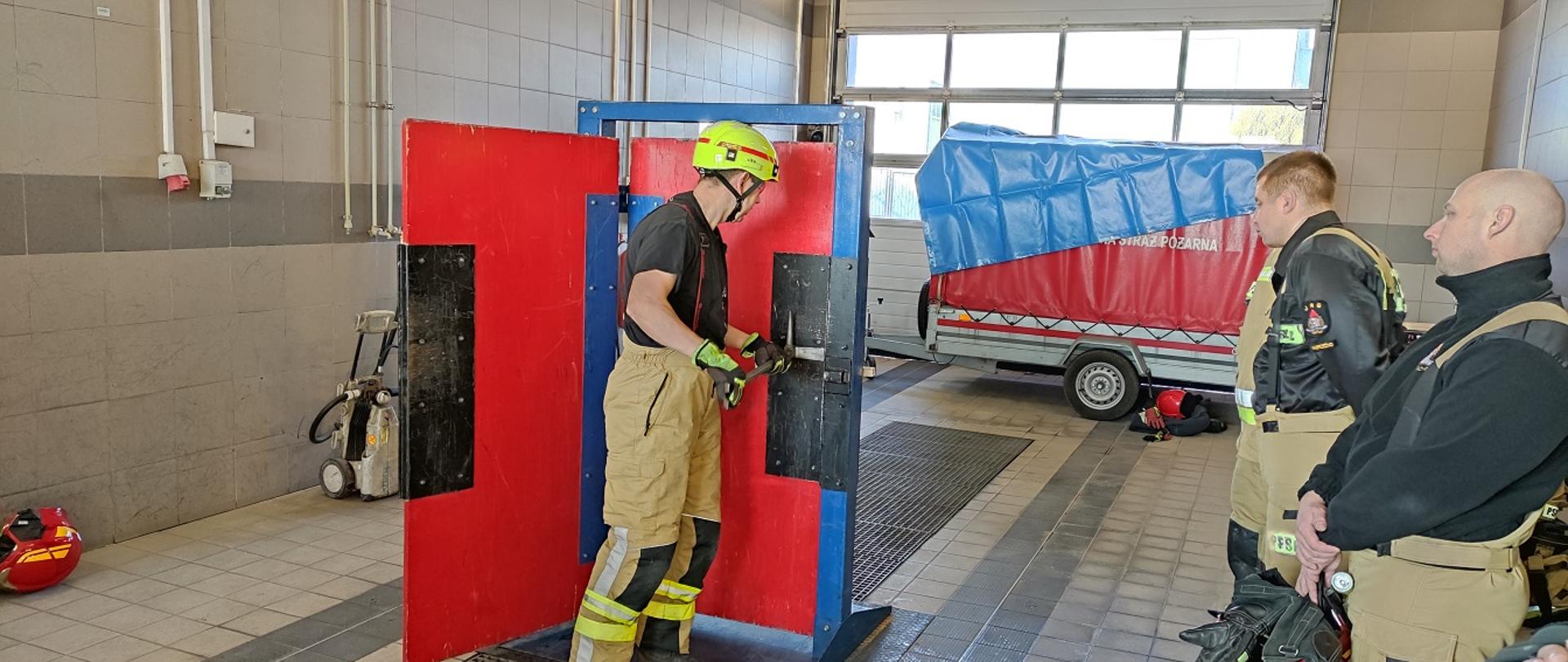 Warsztaty z siłowego otwierania drzwi przy użyciu halligana (forcible entry).