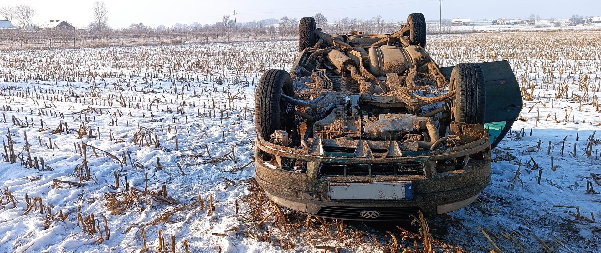 Zdjęcie przedstawia samochód osobowy po wypadku.