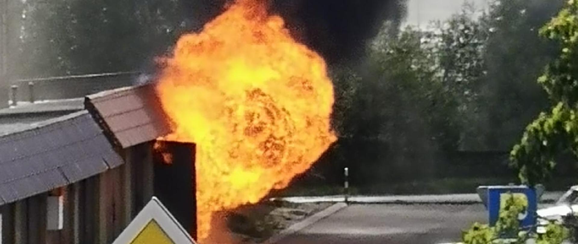 Pożar, z garażu wydobywa się ogień i kłęby czarnego dymu