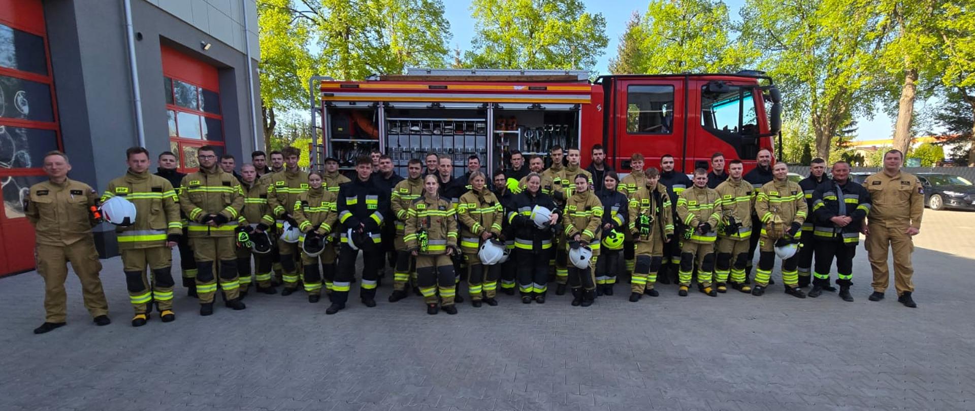 Na zdjęciu widać strażaków w trakcie kursu podstawowego OSP. 