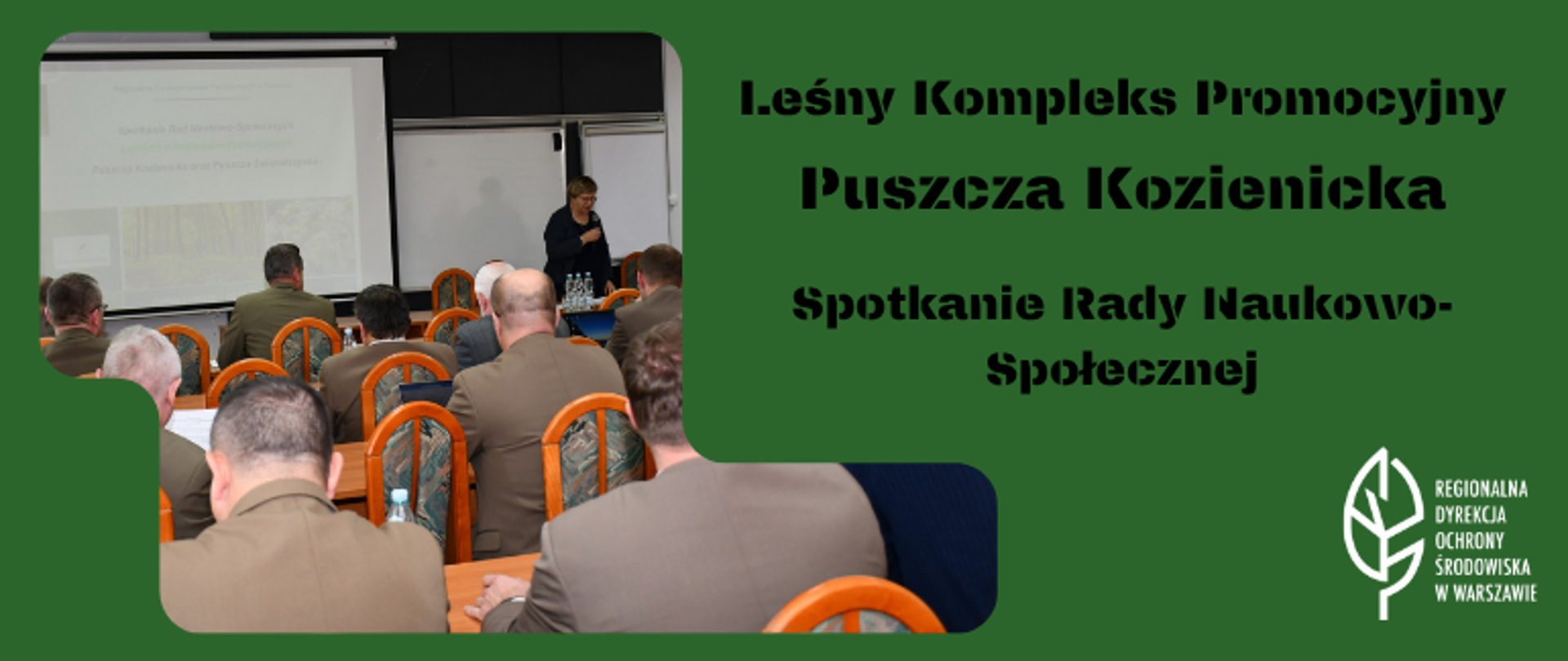 Mężczyźni w mundurach siedzą tyłem w sali, przed nimi ekran i prezentacja 