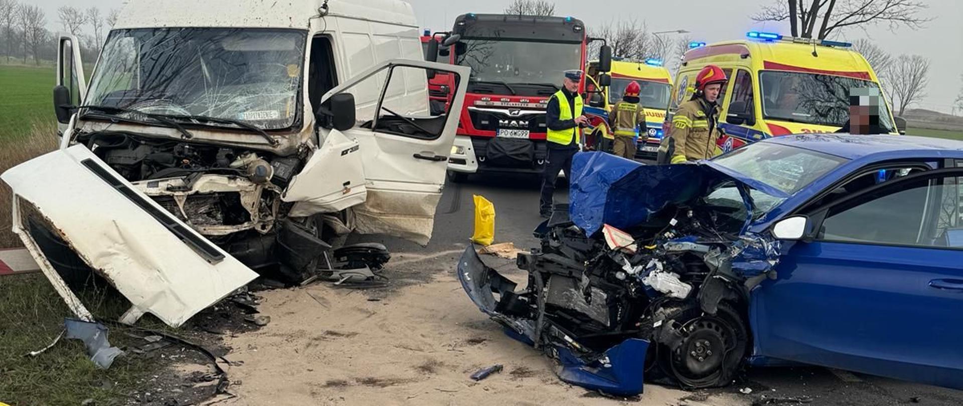 zderzenie czołowe dwóch samochodów busa i samochodu osobowego