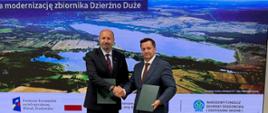 28 lipca 2026 r. w Warszawie Wody Polskie podpisały z Narodowym Funduszem Ochrony Środowiska i Gospodarki Wodnej umowę o dofinansowanie projektu pn. „Przebudowa i modernizacja skarp i urządzeń zbiornika wodnego Dzierżno Duże, stanowiącego ochronę przeciwpowodziową doliny Kłodnicy”. Umowę podpisali Mateusz Balcerowicz, prezes Wód Polskich oraz Robert Gajda, zastępca prezesa zarządu NFOŚiGW.