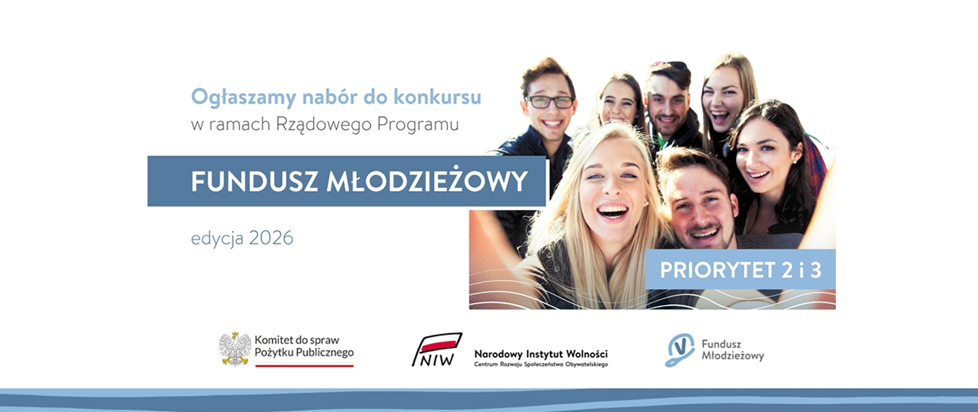 Grafika informacyjna. Na górze tytuł: Ogłaszamy nabór do konkursu w ramach Rządowego Programu Fundusz Młodzieżowy edycja 2026. Po prawej stronie grafiki symboliczne zdjęcie. Przedstawia grupę młodych osób, które z uśmiechem pozują do wspólnego zdjęcia. W prawej, dolnej części zdjęcia tekst: Priorytet 2 i 3. Na dole grafiki loga: Komitet do spraw Pożytku Publicznego, Narodowy Instytut Wolności oraz Fundusz Młodzieżowy. 
