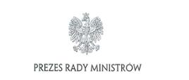 Prezes Rady Ministrów
Warszawa, 11 listopada 2021 r.
Szanowni Państwo,
każdego roku, 11 listopada, z podziwem wspominając przeszłość, z nadzieją spoglądając
w przyszłość, patrzymy na nasze życie w perspektywie ciągłości pokoleń i ich wspólnego dorobku.
Świętujemy rocznicę odzyskania niepodległości.
2 wdzięcznością wracamy myślą do tych, którzy nie bacząc na cenę, zachowali polską tożsamość,
kulturę i język, Wspominamy tych, Którzy wysiłkiem zbrojnym i pracą dyplomatyczną
doprowadzi do odrodzenia Rzeczypospolitej. Z podziwem myślimy o tych, Którzy stając wobec
niewyobrażalnych wydarzeń XX wieku — dwóch wojen światowych, dwóch totalitaryzmów,
podziału świata na dwa obozy oddzielone żelazną Kurtyną — dowiedli swego męstwa
i determinacji Ich nadzieja, gotowość do największych poświęceń woła walki i wiara
w zwycięstwo stanowią fundament naszej dzisiejszej tożsamości.
W dniu Narodowego Święta Niepodległości pamiętamy także o ludziach, którzy współtworzyli
instytucje odradzającego się państwa, w tym aparat administracyjny. To dzięki ich ofiarności,
zaangażowaniu i odpowiedzialności zawód urzędnika cieszył się tak, wielkim poważaniem
w okresie II Rzeczypospolitej. A praca w ustanowionej w 1922 roku państwowej służbie cywilnej
była powodem do dumy.
Służba cywilna, w Której Państwo dzisiaj pracują, pod wieloma względami różni się od tamtej
sprzed stu lat. Dziś mamy swobodny dostęp do nowoczesnych technologii, edukacji i możliwości
szkoleniowych. Jednak, podobnie jak sto lat temu, w codziennej, urzędniczej pracy wciąż
najistotniejszy pozostaje etos służby Polsce i jej obywatelom.
Szanowni Państwo, w dniu naszego radosnego święta — Narodowego Święta
Niepodległości — oraz zwyczajowo przypadającym wtedy Dniu Służby Cywilnej życzę nam
wszystkim, byśmy tak, dziś, jak i zawsze potrafi cenić dziedzictwo, Które otrzymaliśmy, cieszyć
się nim i je rozwijać. Życzę nam, byśmy głęboko zakorzenieni w naszej tradycji, śmiało odpowiadali
na wyzwania współczesności i mądrze korzystali z możliwości, które przed nami otwiera.
Z wyrazami szacunku i pozdrowieniami
Mateusz Morawiecki
