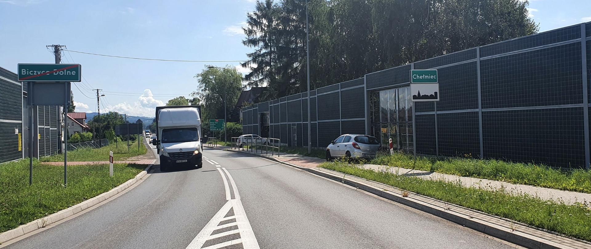 jezdnia jednopasmowa w dwóch kierunkach w stronę Chełmca z widocznymi ekranami akustycznymi po obu stronach