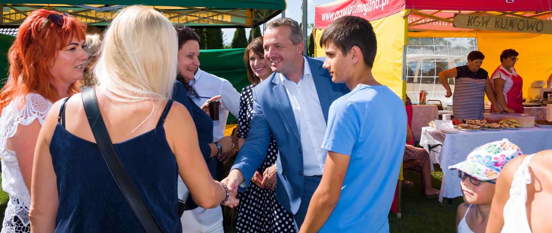 Wojewoda wita się z uczestnikami Wielkiego Festynu Pomidorowego w Jeziorach Wielkich