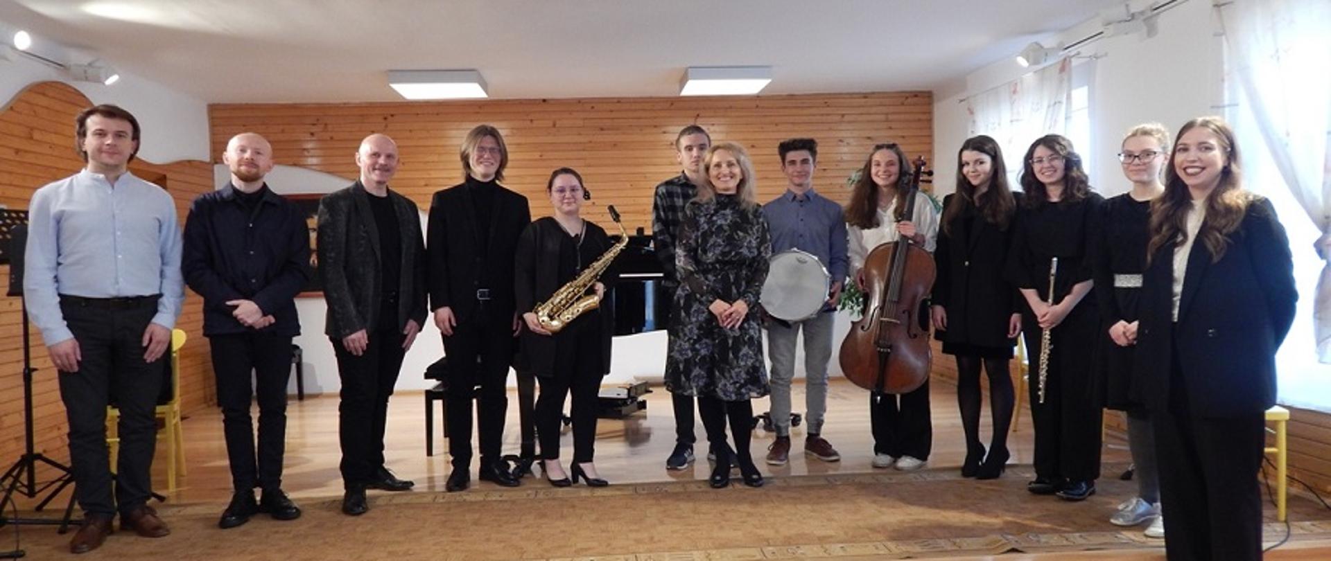 Młodzież i nauczyciele na scenie