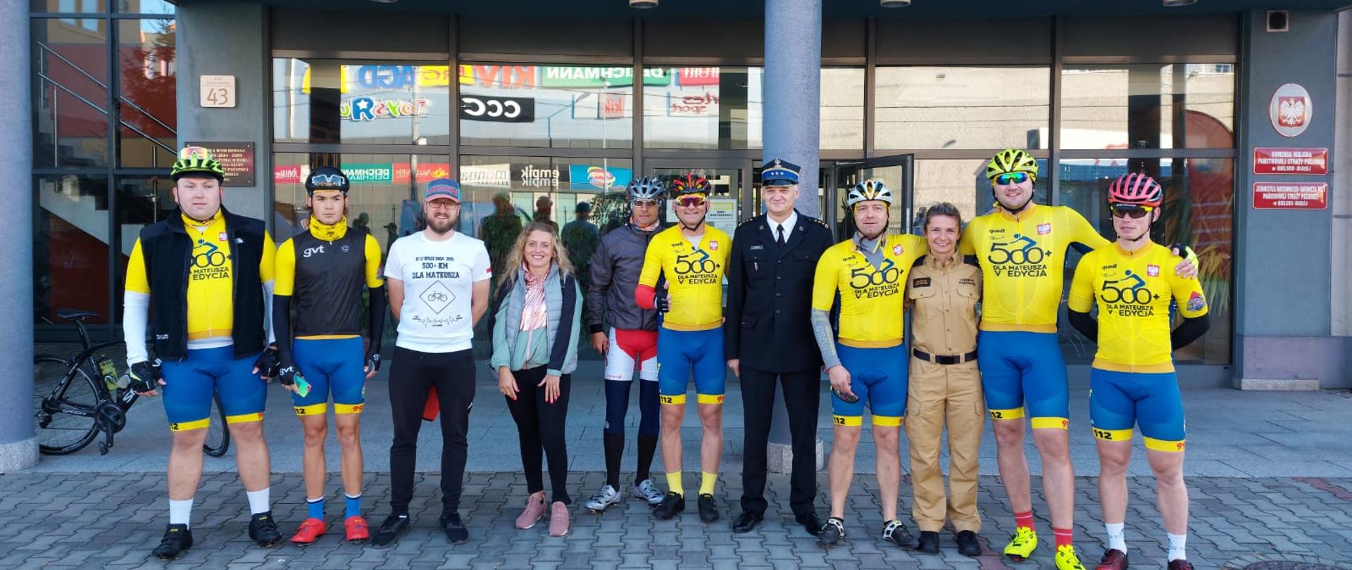 Uczestnicy akcji przed budynkiem KM 