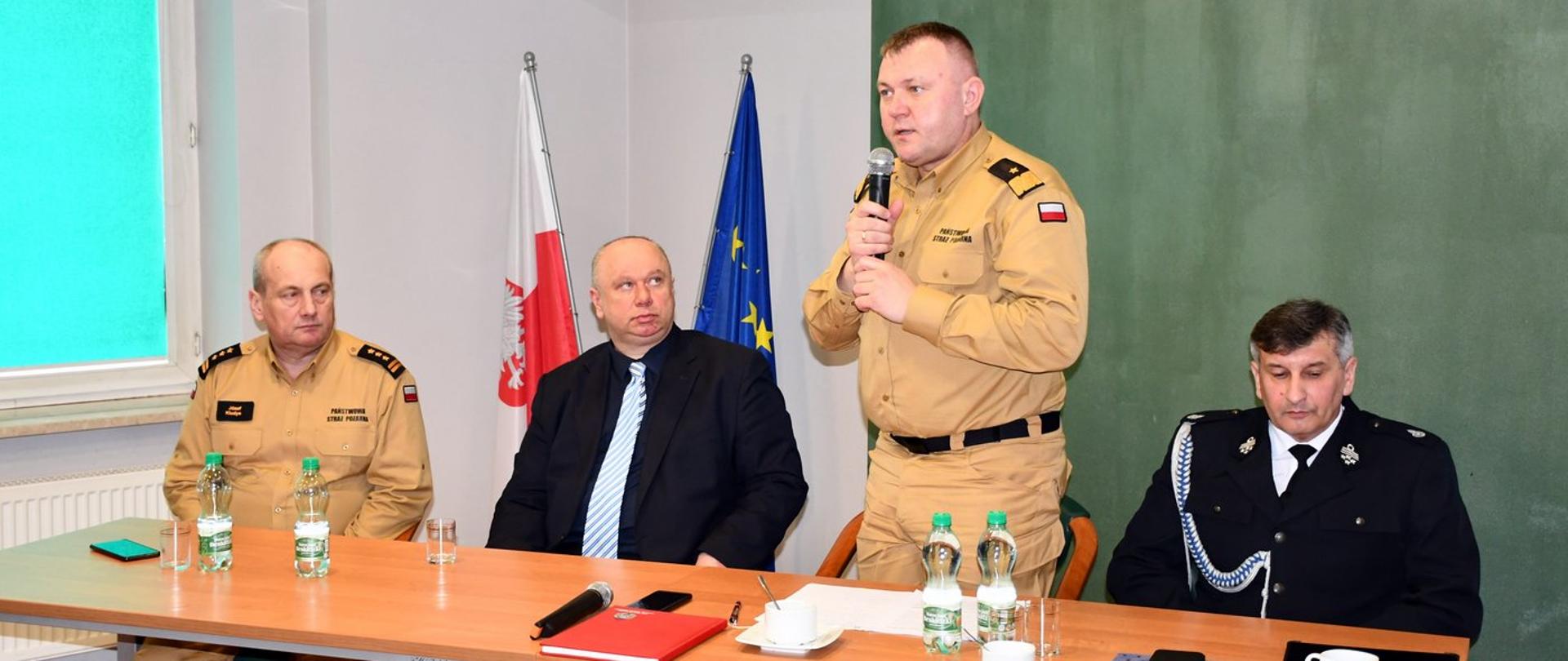 Na zdjęciu widzimy przemawiającego Podkarpackiego Komendanta Wojewódzkiego PSP
