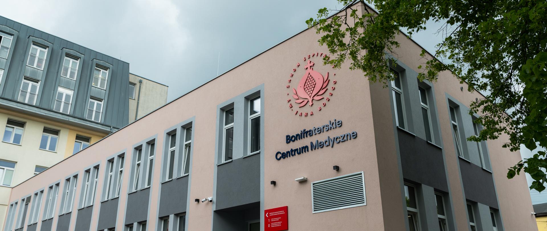 Bonifraterskie Centrum Medyczne na tle pochmurnego nieba