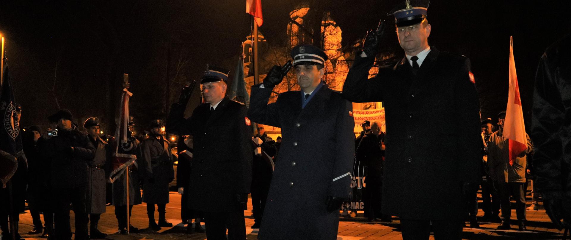 Zastępca Komendanta Centralnej Szkoły PSP wraz z Komendantem Miejskim Policji w Częstochowie oraz Komendantem Miejskim PSP w Częstochowie salutują oddając honor