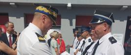 Zdjęcie przedstawia druhów, strażaków oraz gości podczas wręczenia promes dla OSP i PSP