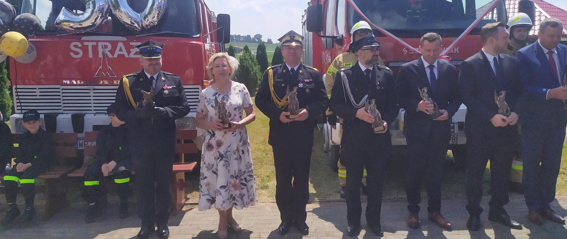 Uroczyste przekazanie i poświęcenie samochodu bojowego dla OSP w Węgrze