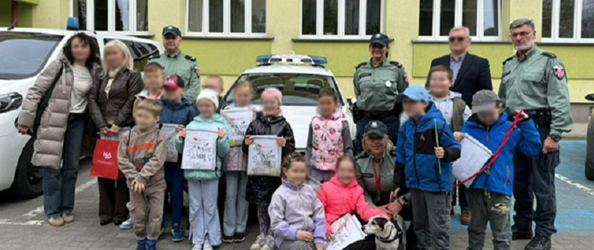 Funkcjonariusze SCS i dzieci