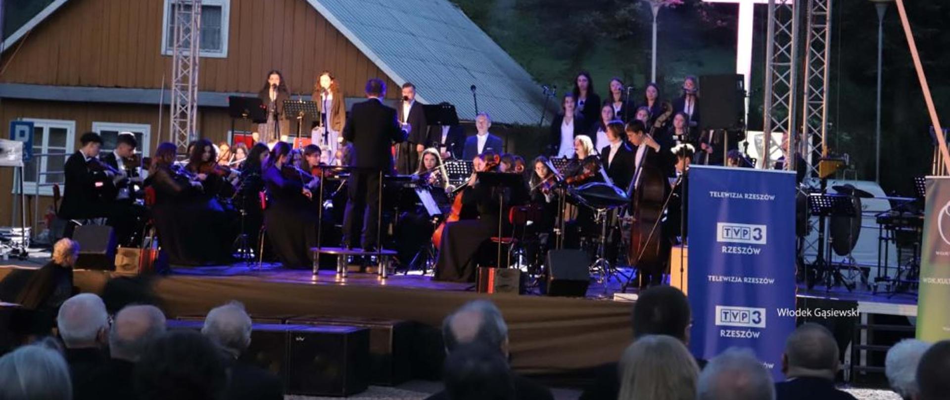 orkiestra symfoniczna naszej szkoły pod dyrekcją Ryszarda Kuska na scenie polowej w Wielopolu Skrzyńskim