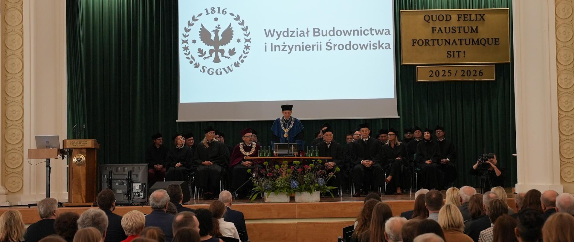 W poniedziałek 13 października 2025 roku na Wydziale Budownictwa i Inżynierii Środowiska Szkoły Głównej Gospodarstwa Wiejskiego w Warszawie odbył się wykład inauguracyjny dla studentów, który wygłosiła Dyrektor Marta Barszczewska-Skąpska z Państwowego Gospodarstwa Wodnego Wody Polskie. 