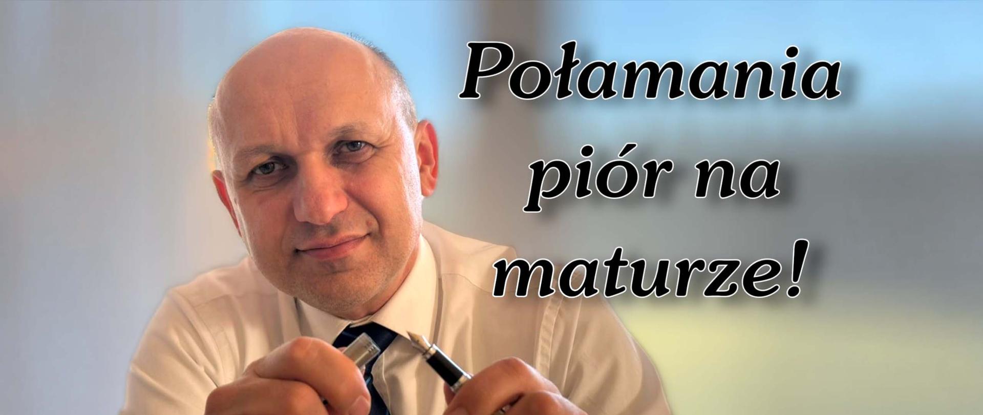 Zachodniopomorski Kurator Oświaty trzymający pióro w jednej dłoni, a klips pióra w drugiej. Obok postaci napis "Połamania piór na maturze". 