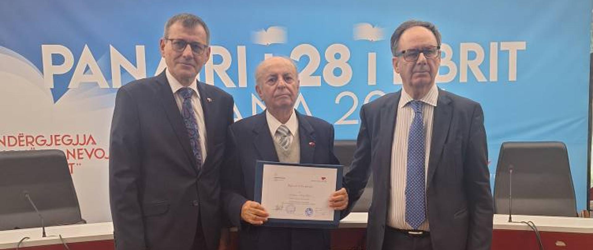 Wręczenie nagrody prof. Arqile Teta podczas Targów Książki