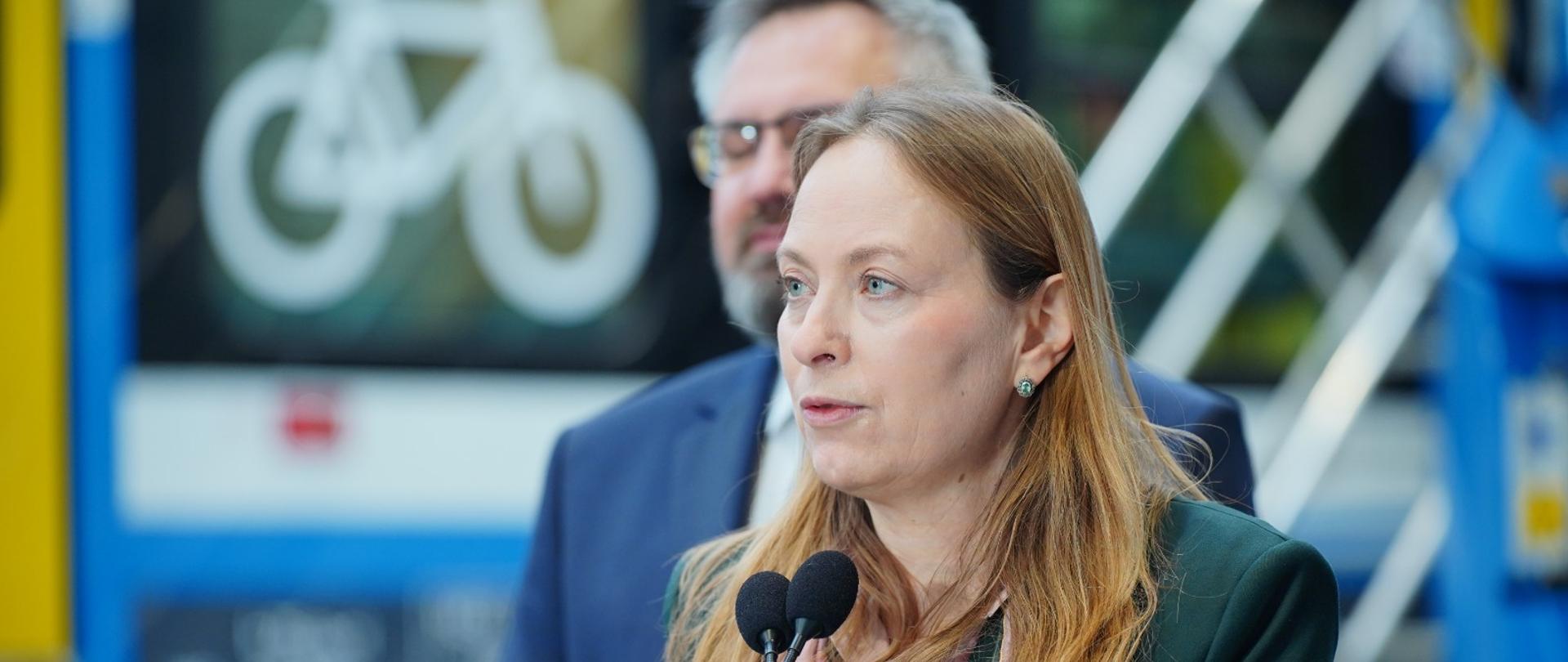 Na zdjęciu minister Katarzyna Pełczyńska-Nałęcz prezd mikrofonami odpowiada na pytania