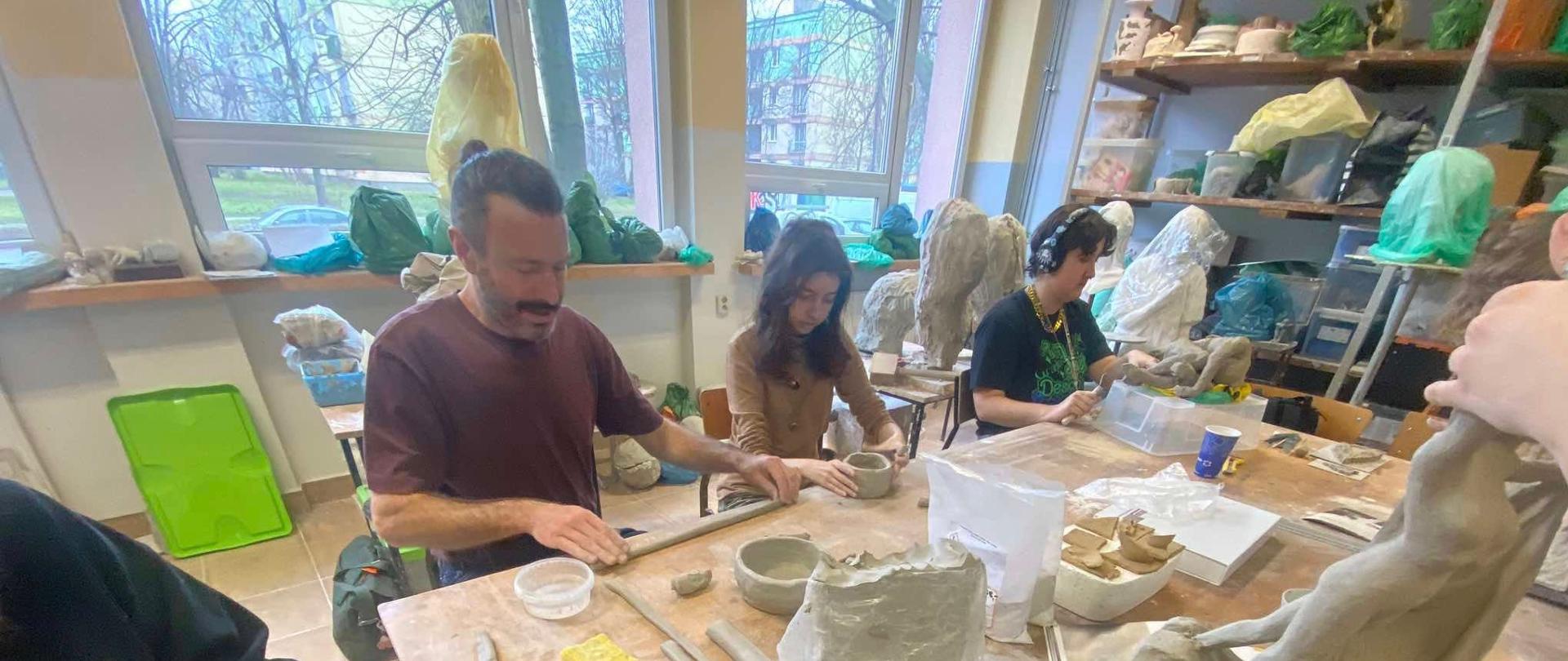 Na zdjęciu uczestnicy warsztatów podczas rzeźbienia