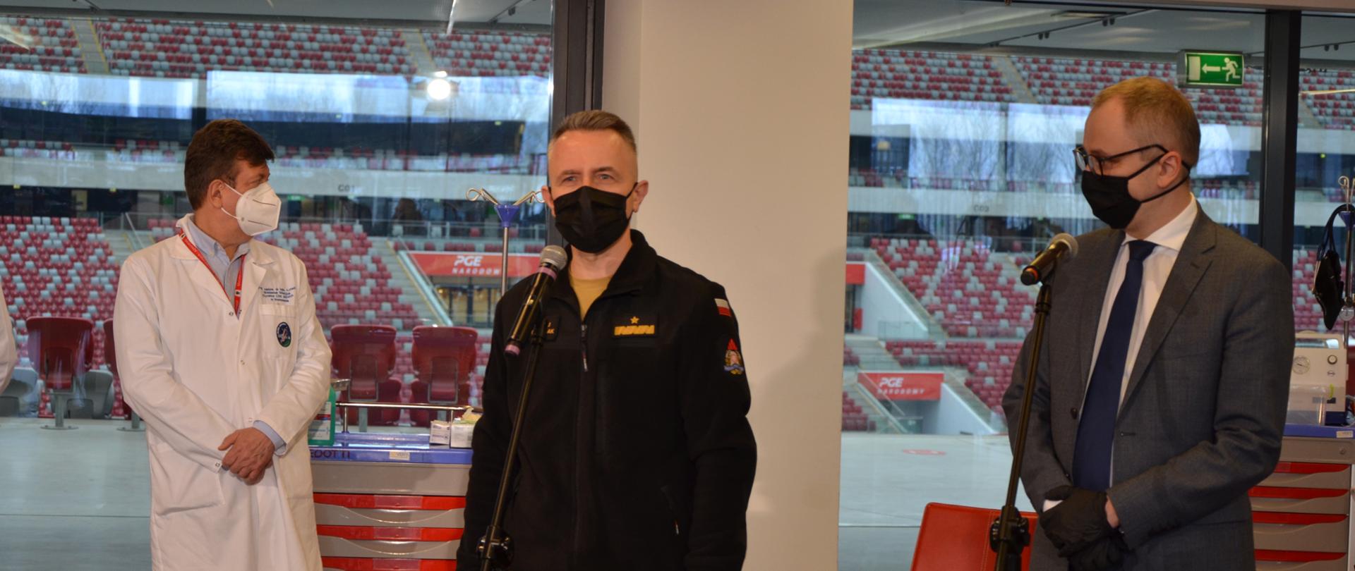 Komendant Bartkowiak w trakcie przemówienia podczas briffingu prasowego z okazji inauguracji procesu szczepień służb mundurowych na PGE Narodowym