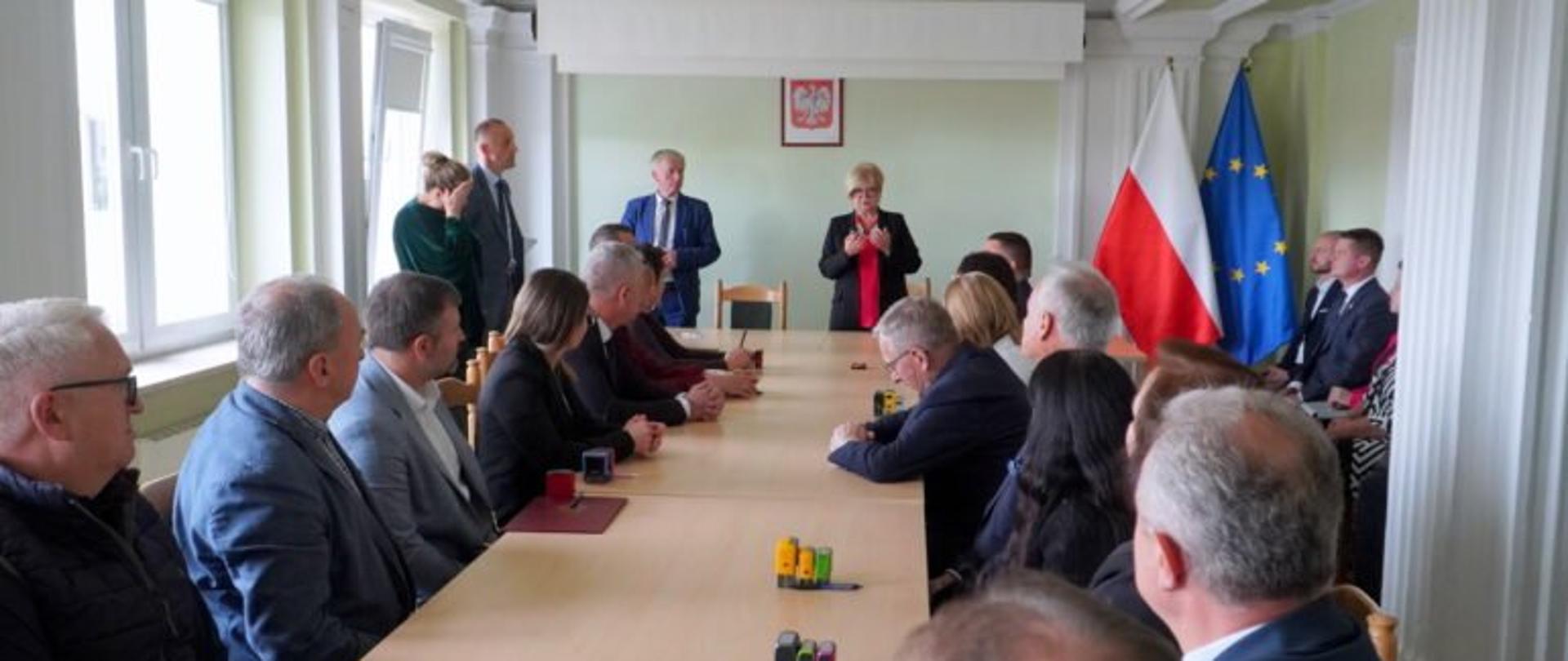 Zdjęcie przedstawia uczestników podpisania umów w urzędzie wojewódzkim