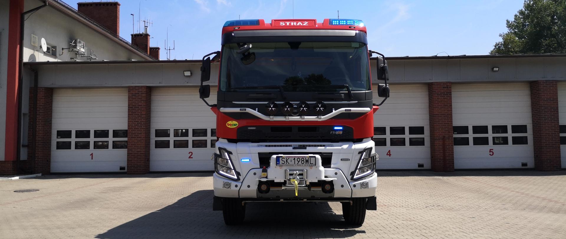 Zdjęcie przedstawia nowy samochód pożarniczy marki Volvo.