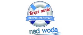 Koło ratunkowe w kolorze niebieskim. Na nim napis kręci mnie bezpieczeństwo nad wodą. 