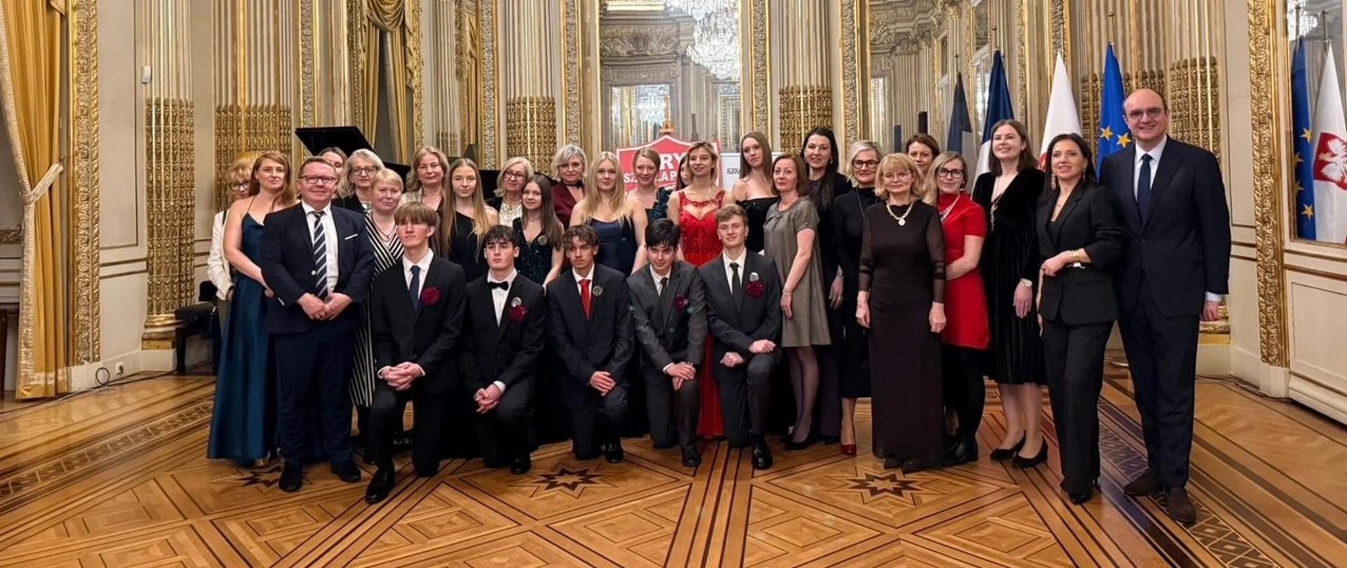 Uczestnicy balu pozują do wspólnego zdjęcia.