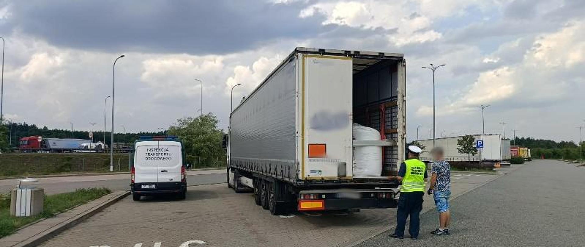 Inspektor podczas oględzin ładowni pojazdu