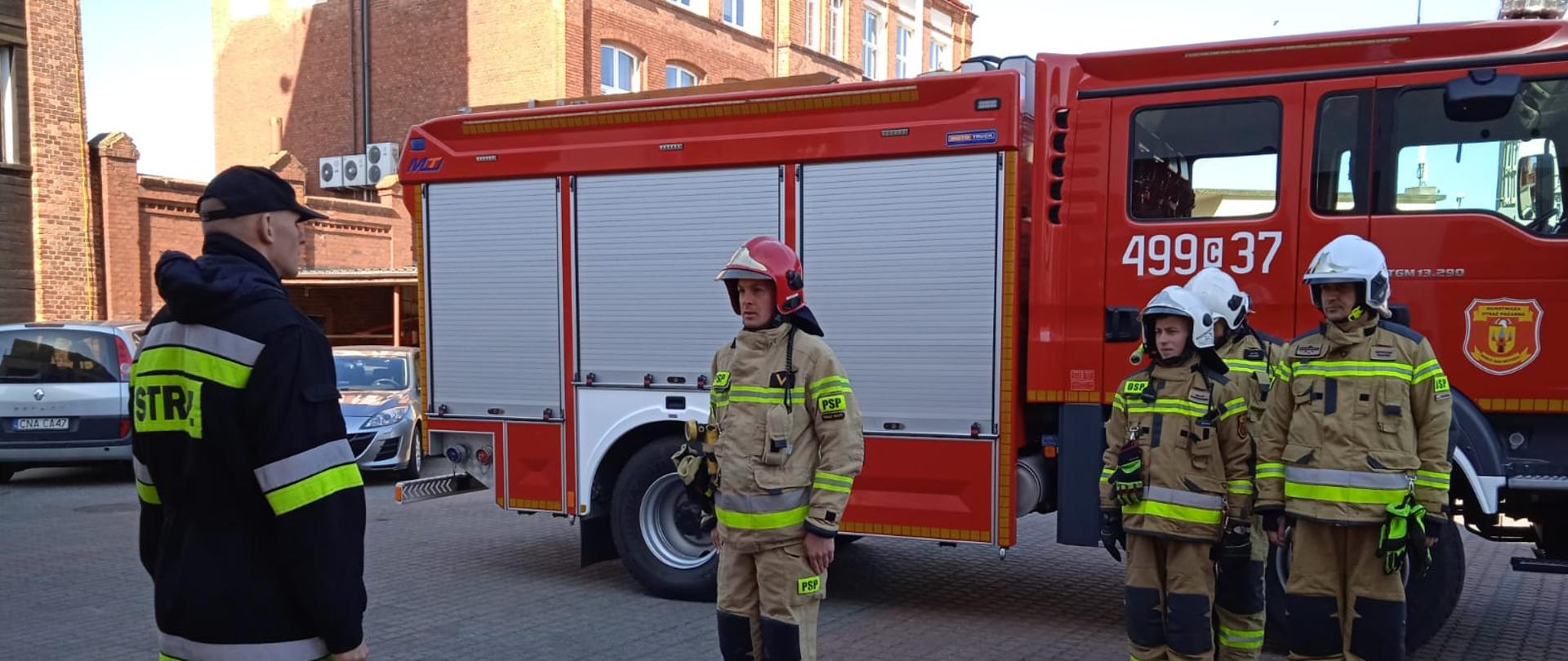 Na zdjęciu strażacy PSP i OSP podczas przeglądów technicznych