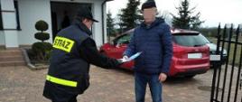 Strażacy roznoszę ulotki i przekazuj dla społeczeństwa