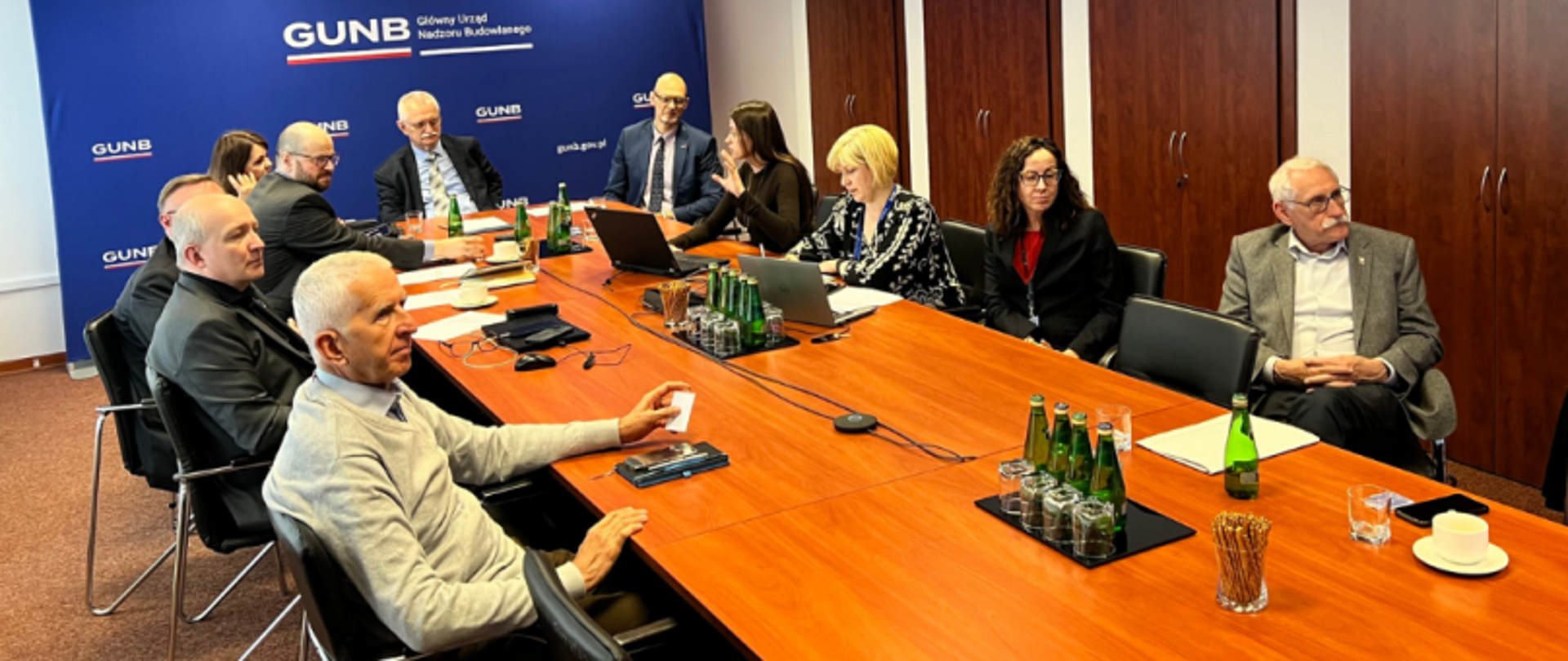 Posiedzenie Rady Wyrobów Budowlanych, które odbywa się w siedzibie Głównego Urzędu Nadzoru Budowlanego (GUNB). Przy stole konferencyjnym siedzi kilkanaście osób.