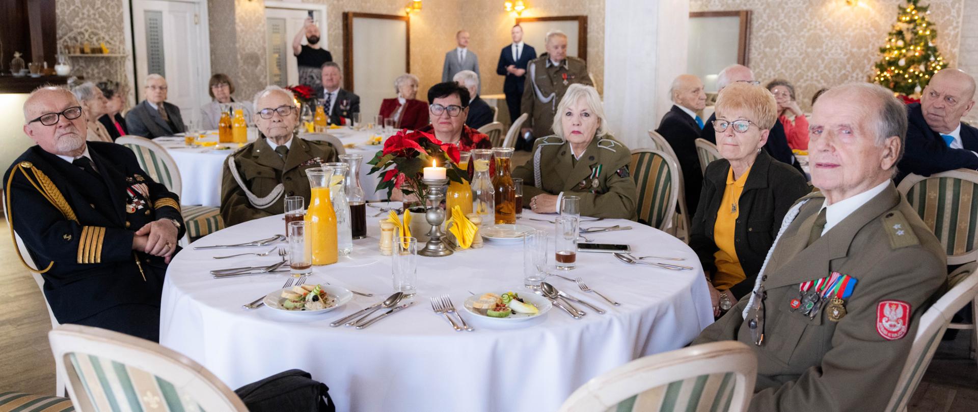 Uczestnicy spotkania wigilijnego 