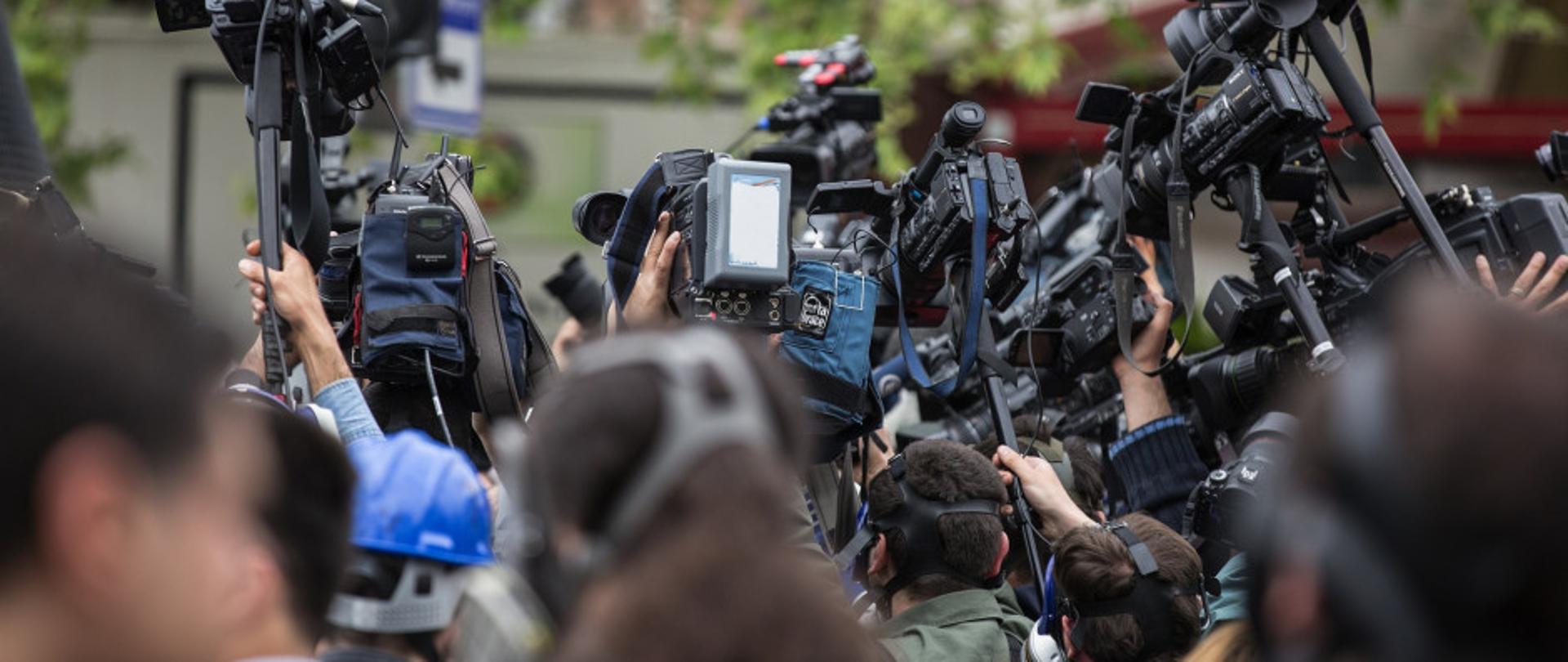 Tłum dziennikarzy z kamerami 