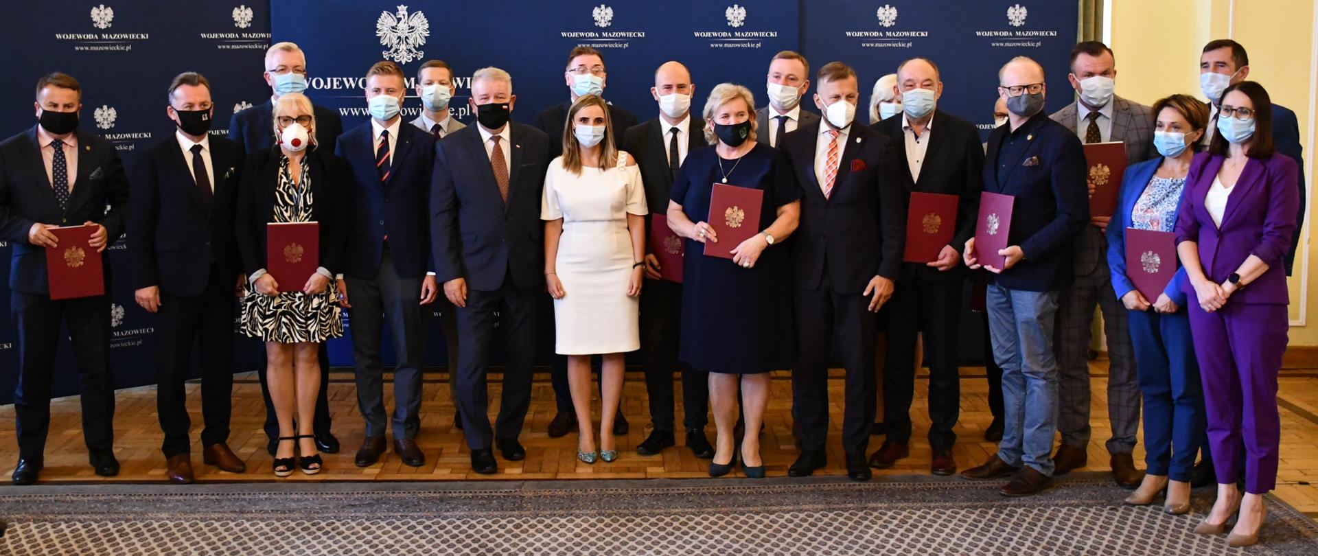 Na zdjęciu widać kobiety i mężczyzn podczas podpisania umów w ramach programu Maluch+ 