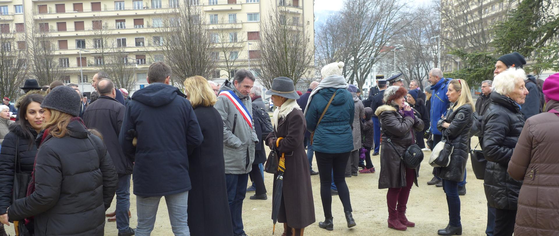 75. rocznica wyzwolenia obozu zagłady Auschwitz-Birkenau przed Pomnikiem Deportowanych w Grenoble 