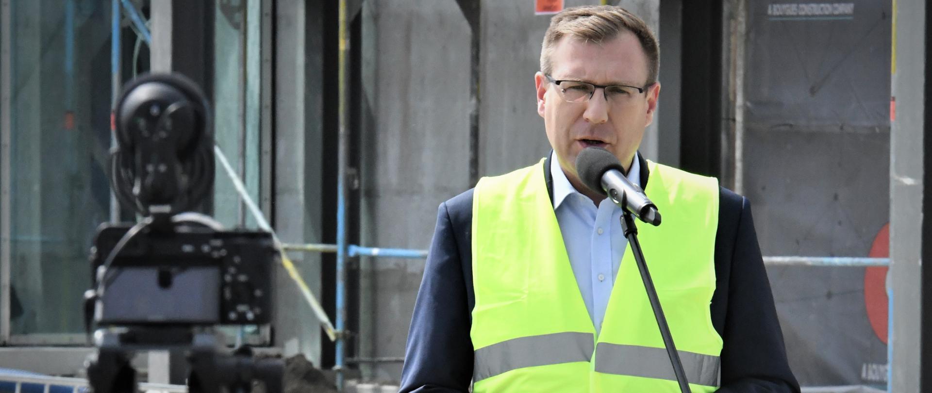 Wiceminister Maciej Małecki w TZF Polfa S.A. podczas konferencji prasowej poświęconej budowie Centrum Rozwoju i Produkcji Leków Onkologicznych