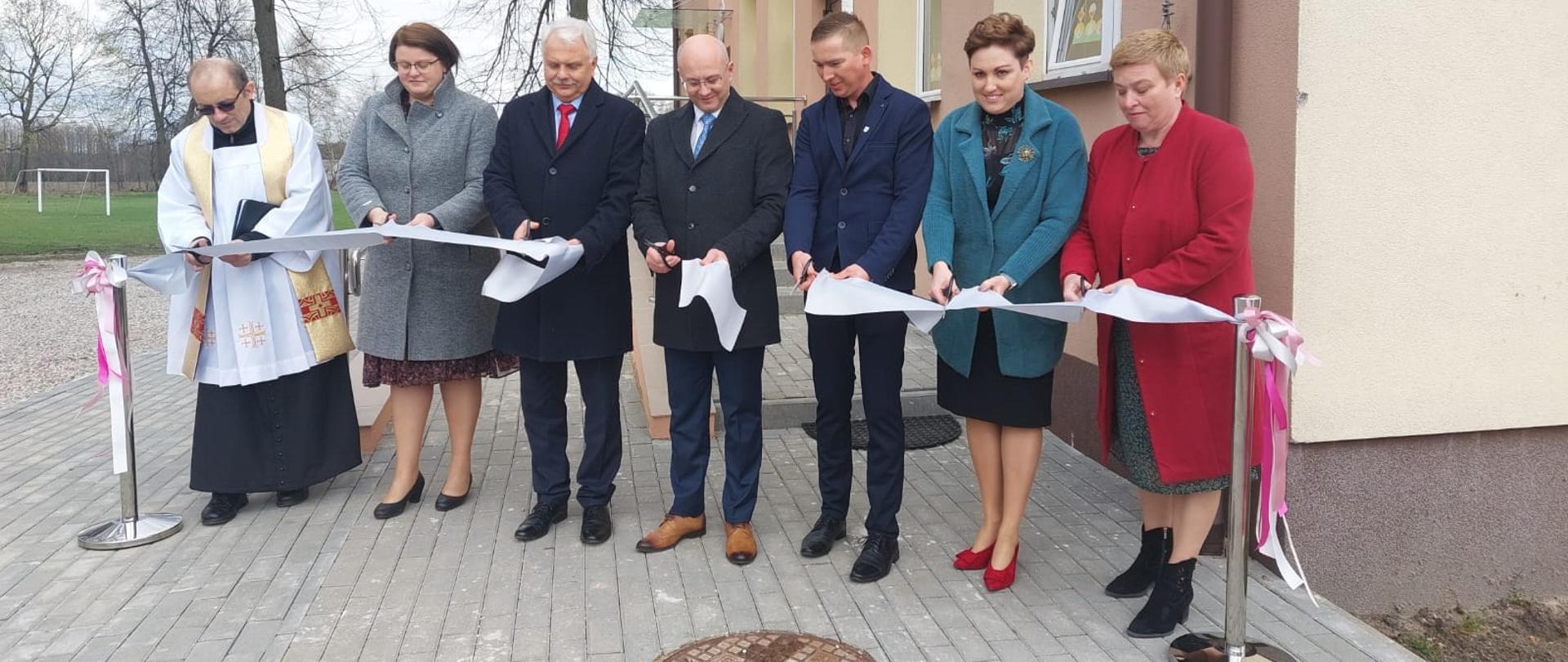 Na zdjęciu widać kobiety i mężczyzn