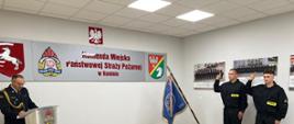 Na zdjęciu funkcjonariusze KM PSP w Koninie podczas uroczystości ślubowania oraz wręczenia awansów.