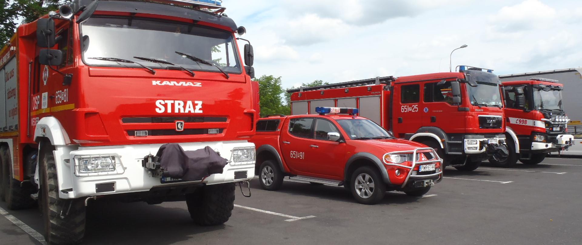 Zdjęcie przedstawia cztery wozy pożarnicze 