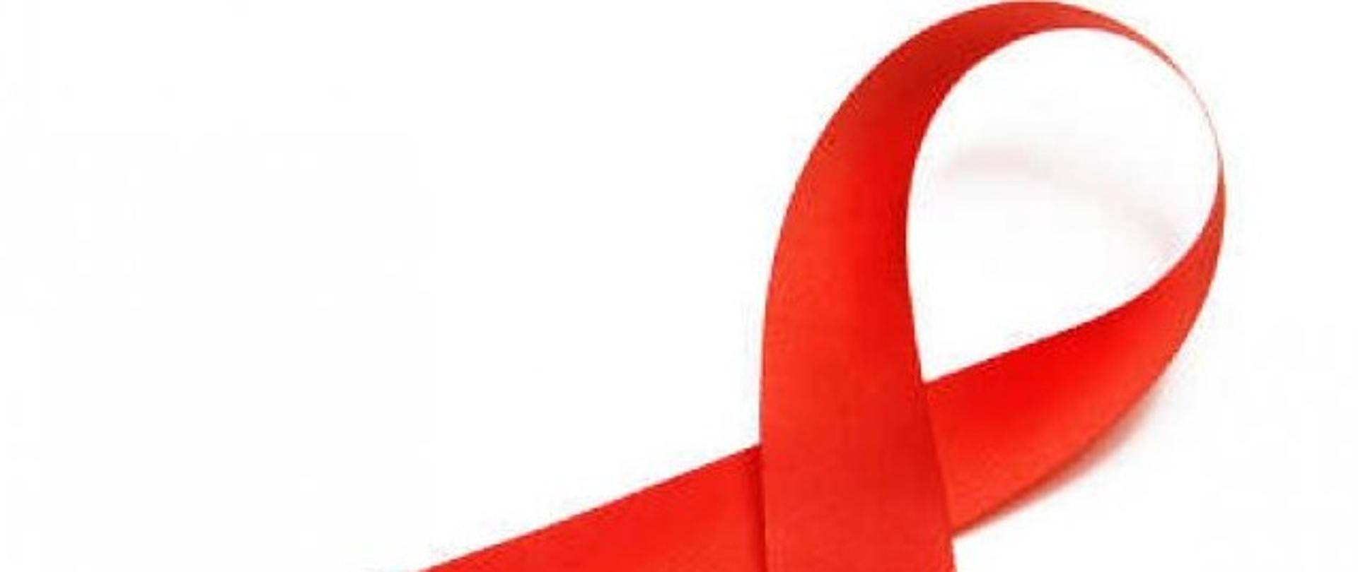 Na białym tle znajduje się czerwona wstążka
