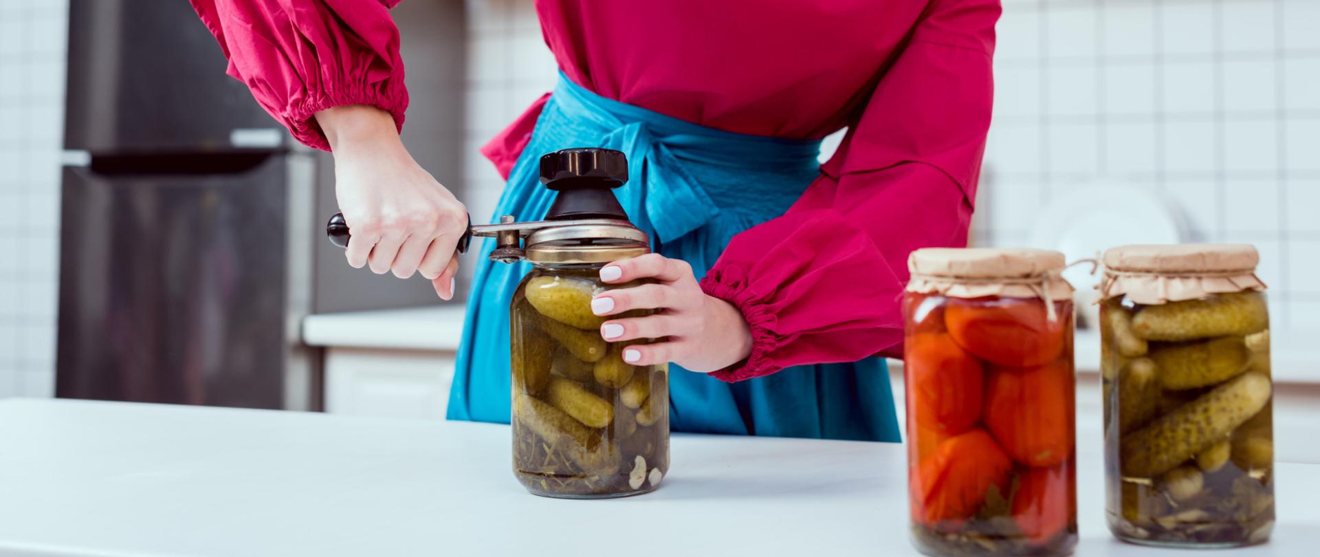 Na zdjęciu jest jest kobieta, która przygotowuje kiszonki.
