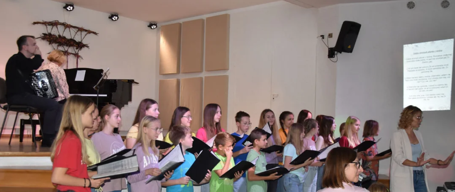 Chór szkolny podczas śpiewania piosenek w dniu koncertu "Wielkopolskie śpiewanie"