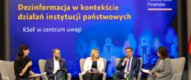 Panel dyskusyjny z udziałem pięciu osób siedzących na scenie w fotelach. Uczestnicy trzymają mikrofony i prowadzą rozmowę. W tle duży ekran z napisem: Dezinformacja w kontekście działań instytucji państwowych oraz podtytułem KSeF w centrum uwagi. W prawym górnym rogu widoczne logotypy HAI Human Answer Institute i Ministerstwa Finansów. Na scenie stoją małe stoliki z wodą i notatkami.