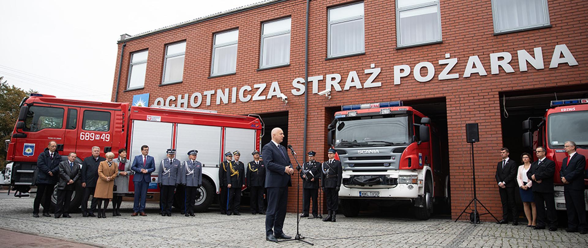 Przekazanie wozu dla strażaków ochotników z Radzymina