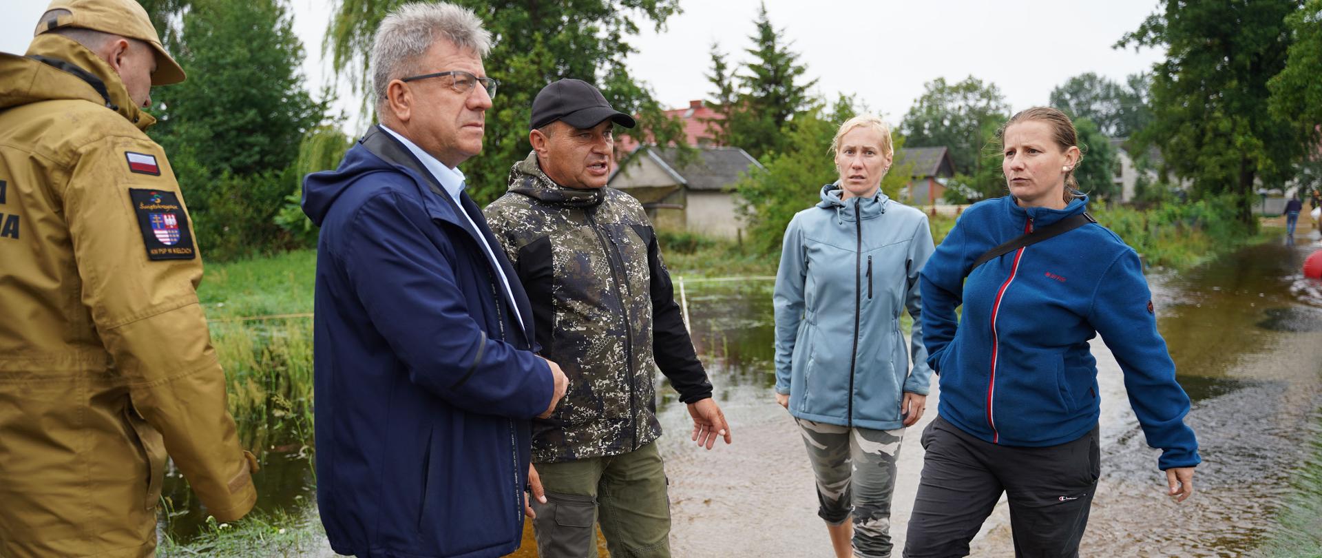 Wojewoda Józef Bryk odwiedził w poniedziałek powiaty jędrzejowski i włoszczowski, które szczególnie ucierpiały podczas ostatnich ulew